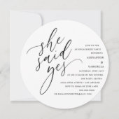 Circle White Script Sie sagte Yes Engagement Party Einladung (Vorderseite)