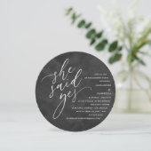 Circle White Script Sie sagte Yes Engagement Party Einladung (Stehend Vorderseite)