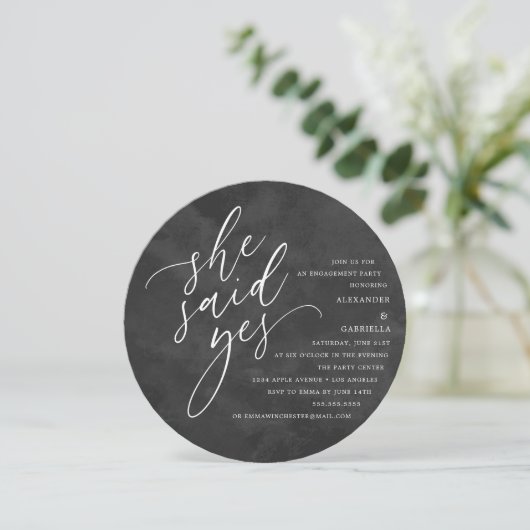 Circle White Script Sie sagte Yes Engagement Party Einladung (Stehend Vorderseite)