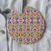 Circular pin badge with intricate floral pattern button (Beispiel)