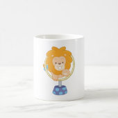 Circus Lion springt durch einen Hoop Kaffeetasse (Mittel)