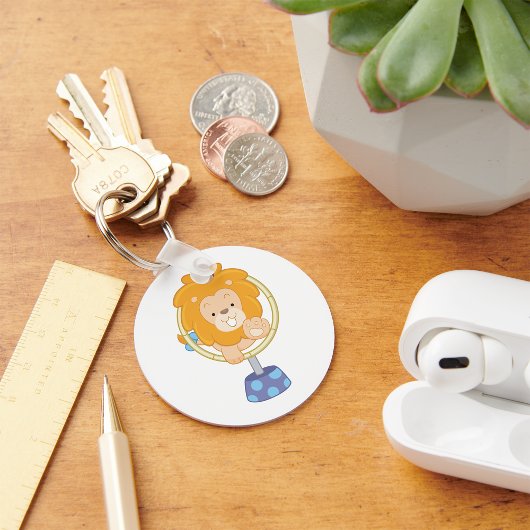 Circus Lion springt durch einen Hoop Schlüsselanhänger