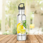 Citrus Lemon Monogram Edelstahlflasche<br><div class="desc">Genießen Sie diese Brille mit einem AquarellenZitronendesign.</div>