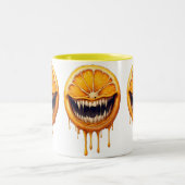 Citrus Nightmare Coffee Mug – Spooky Fruit Design Zweifarbige Tasse (Mittel)