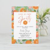 Citrus Orange Liebe bei First Spritz Brautparty Einladung (Stehend Vorderseite)