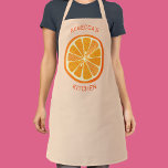 Citrus Orange Personalisiert Schürze<br><div class="desc">Niedliche Zitrusorangen auf einem rot-rosa Hintergrund. Mit diesem lustigen Fruchtdesign heben Sie sich von der Masse ab. Ideal für einen Catering oder eine Bäckerei,  oder nur um zu zeigen,  wer verantwortlich ist! Ändern Sie den Text zum Anpassen.</div>