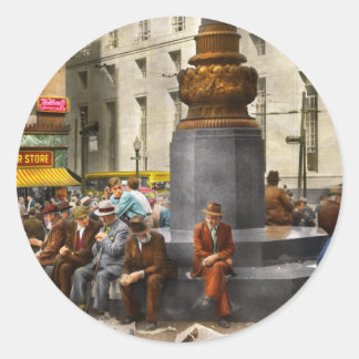 City - Cincinnati, OH - Feeding the pigeons 1938 Runder Aufkleber