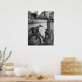 City-Fahrrad mit Korb gegen Ziegelmauer Poster (Küche)