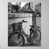 City-Fahrrad mit Korb gegen Ziegelmauer Poster (Vorne)