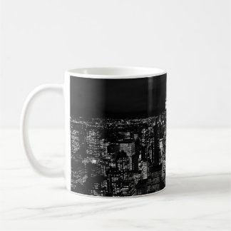 CITY GEBÄUDE WÄHREND DES NACHT-ZEIT-FOTOS KAFFEETASSE