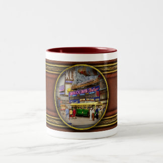 City - Manhattan, NY - 43rd and Broadway 1952 Zweifarbige Tasse