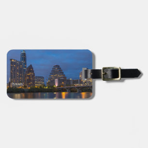 City-Silhouette spiegelt sich in Lady Bird Lake Gepäckanhänger