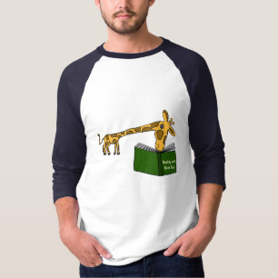CJ-, Giraffe, die ein Bokk Shirt liest