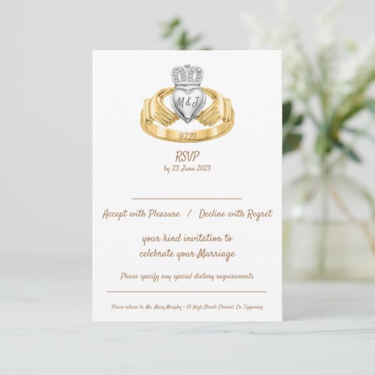 Claddagh-Ring Hochzeit RSVP mit Initialen und Datu Karte (Stehend Vorderseite)
