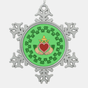 Claddagh und grüne Knotenmuster Schneeflocken Zinn-Ornament