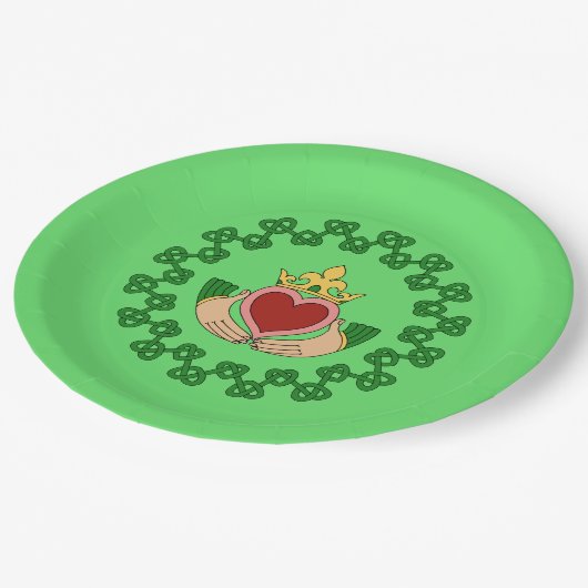 Claddagh und grüne Knüpfarbeit Pappteller (Schrägansicht)