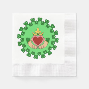 Claddagh und grüne Knüpfarbeit Serviette