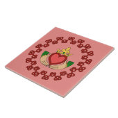 Claddagh und Rote Knüpfarbeit auf Rosa Fliese (Seite)