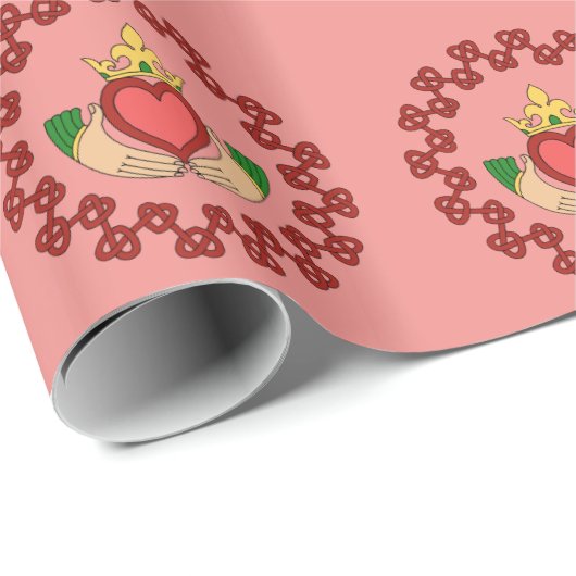 Claddagh und Rote Knüpfarbeit auf Rosa Geschenkpapier (Rolleneckpunkt)