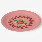 Claddagh und Rote Knüpfarbeit auf Rosa Pappteller (Schrägansicht)