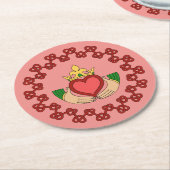 Claddagh und Rote Knüpfarbeit auf Rosa Runder Pappuntersetzer (Angewinkelt)
