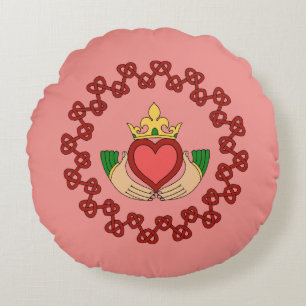 Claddagh und Rote Knüpfarbeit auf Rosa Rundes Kissen