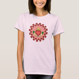 Claddagh und Rote Knüpfarbeit auf Rosa T-Shirt
