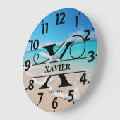 Clam Beach Scene X Monogram Große Wanduhr (Winkel)