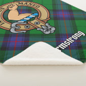 Clan Armstrong Wappen über Tartan Sherpadecke (3/4)