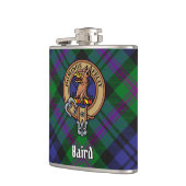 Clan Baird Wappen über Tartan Flachmann (Links)