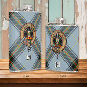 Clan Bell Wappen über Tartan Flachmann