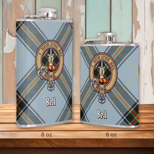 Clan Bell Wappen über Tartan Flachmann