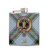 Clan Bell Wappen über Tartan Flachmann (Vorderseite)