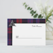 Clan Brown Tartan Thistle Wedding RSVP Karte (Stehend Vorderseite)