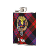 Clan Brown Wappen über Tartan Flachmann (Links)