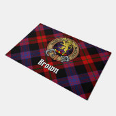 Clan Brown Wappen über Tartan Fußmatte (Schrägansicht)
