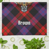Clan Brown Wappen über Tartan Geschirrtuch (Gefaltet)