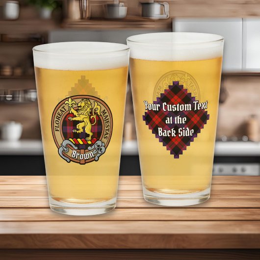 Clan Brown Wappen über Tartan Glas