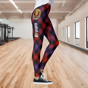 Clan Brown Wappen über Tartan Leggings