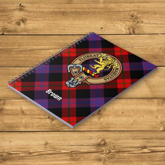 Clan Brown Wappen über Tartan Notizblock