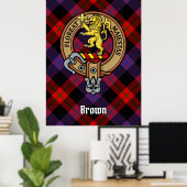 Clan Brown Wappen über Tartan Poster (Heimbüro)