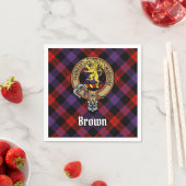 Clan Brown Wappen über Tartan Serviette (Beispiel)