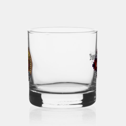 Clan Brown Wappen über Tartan Whiskyglas (Links)