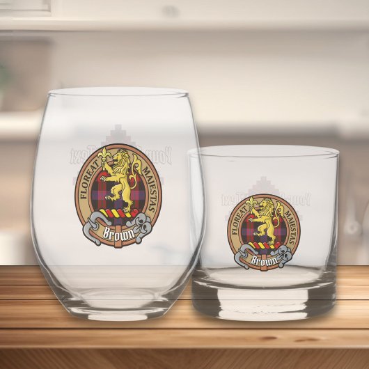 Clan Brown Wappen über Tartan Whiskyglas
