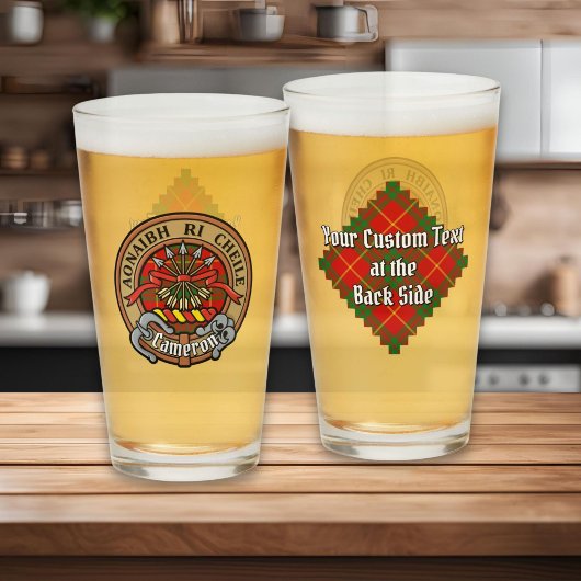 Clan Cameron Wappen über Tartan Glas
