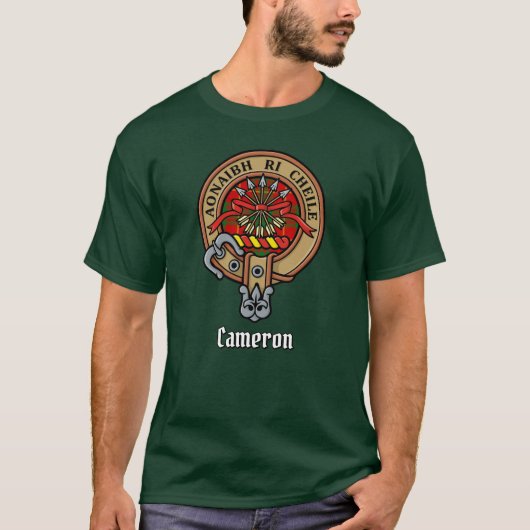 Clan Cameron Wappen über Tartan T-Shirt (Vorderseite)