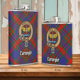Clan Carnegie Wappen über Tartan Flachmann