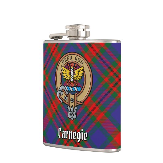 Clan Carnegie Wappen über Tartan Flachmann (Links)