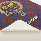 Clan Carnegie Wappen über Tartan Sherpadecke (3/4)