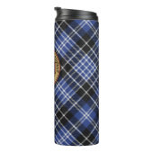 Clan Clark Wappen über Tartan Thermosbecher (Nach rechts gedreht)